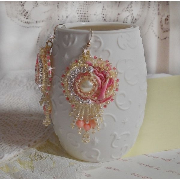 Tender Heart BO bordado com fita de seda amarela e rosa, luneta, contas de sementes e fivelas de 14 quilates preenchidas com ouro