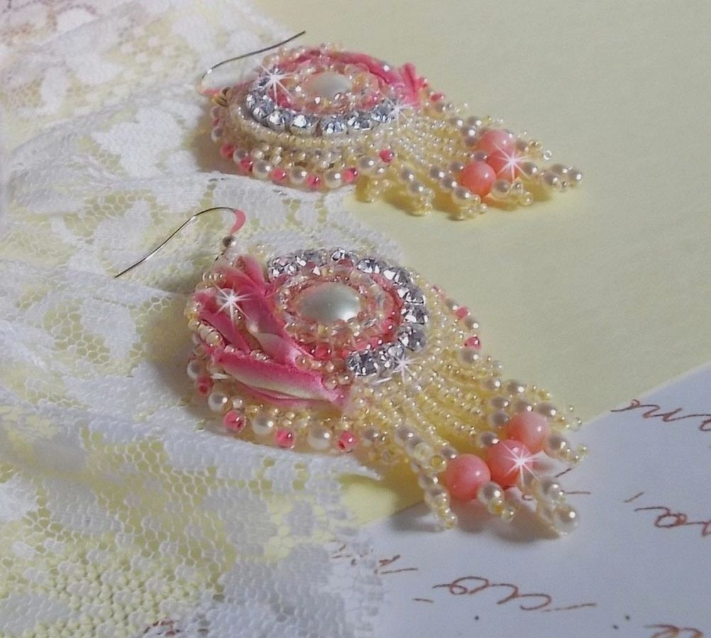 Tender Heart BO bordado com fita de seda amarela e rosa, luneta, contas de sementes e fivelas de 14 quilates preenchidas com ouro