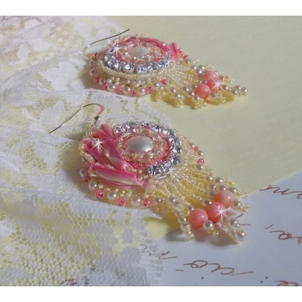 Tender Heart BO bordado com fita de seda amarela e rosa, luneta, contas de sementes e fivelas de 14 quilates preenchidas com ouro