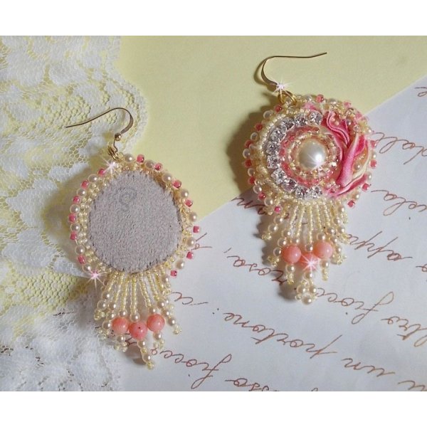 Tender Heart BO bordado com fita de seda amarela e rosa, luneta, contas de sementes e fivelas de 14 quilates preenchidas com ouro