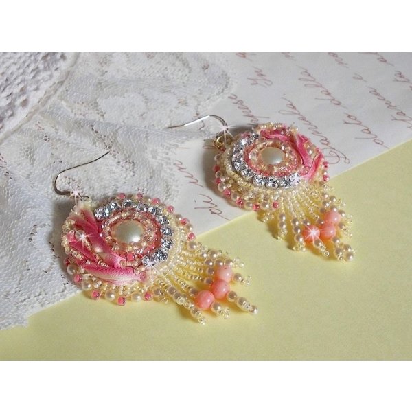 Tender Heart BO bordado com fita de seda amarela e rosa, luneta, contas de sementes e fivelas de 14 quilates preenchidas com ouro