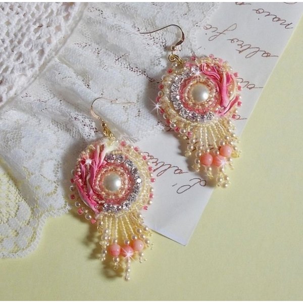 Tender Heart BO bordado com fita de seda amarela e rosa, luneta, contas de sementes e fivelas de 14 quilates preenchidas com ouro