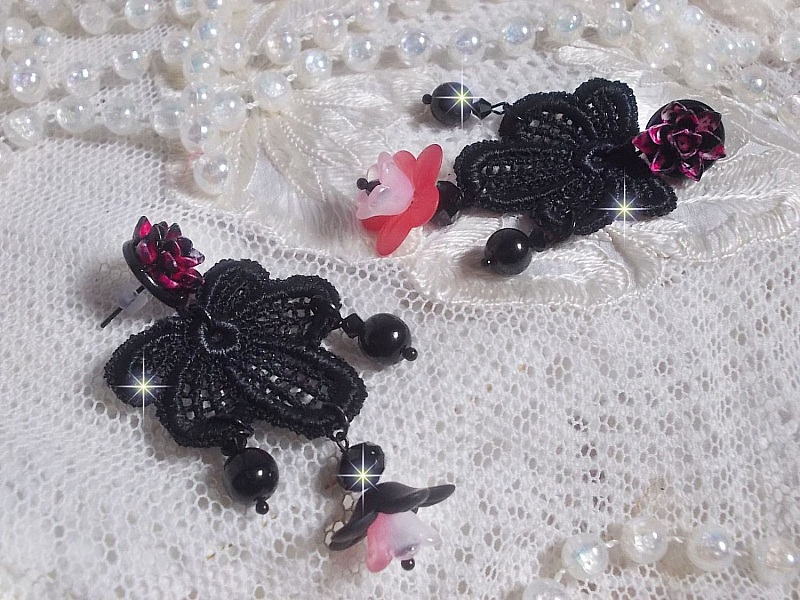 BO Cocktail Sangria criada com renda preta muito antiga, cristais, flores foscas, caboch&otilde;es de resina e acess&oacute;rios pretos