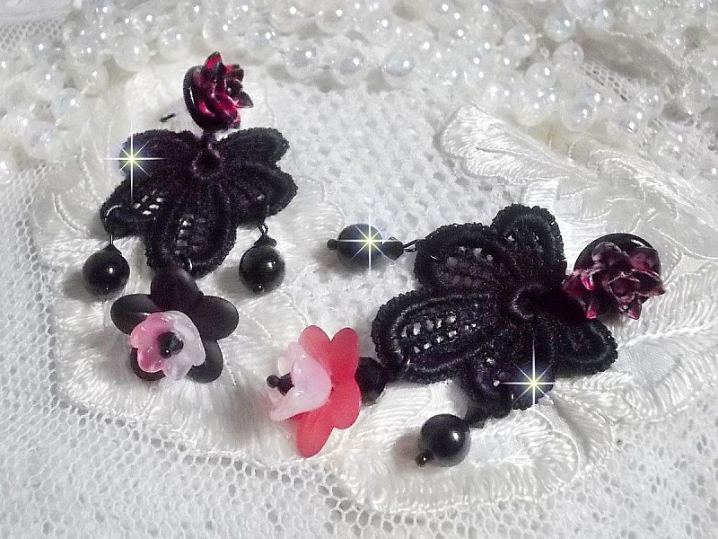 BO Cocktail Sangria criada com renda preta muito antiga, cristais, flores foscas, caboch&otilde;es de resina e acess&oacute;rios pretos