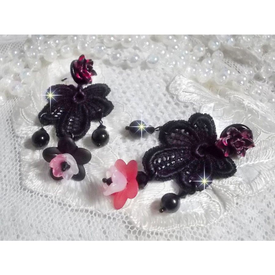 BO Cocktail Sangria criada com renda preta muito antiga, cristais, flores foscas, cabochões de resina e acessórios pretos