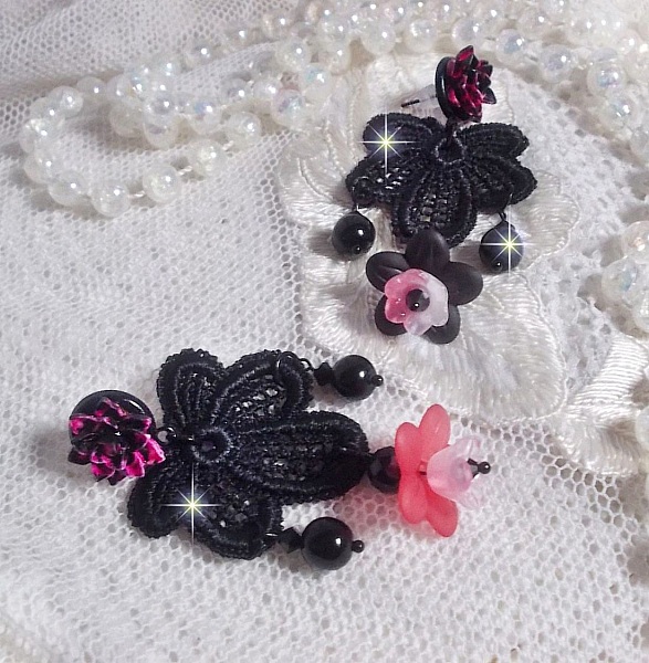 BO Cocktail Sangria criada com renda preta muito antiga, cristais, flores foscas, caboch&otilde;es de resina e acess&oacute;rios pretos