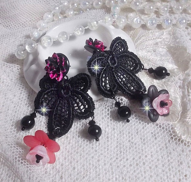 BO Cocktail Sangria criada com renda preta muito antiga, cristais, flores foscas, caboch&otilde;es de resina e acess&oacute;rios pretos