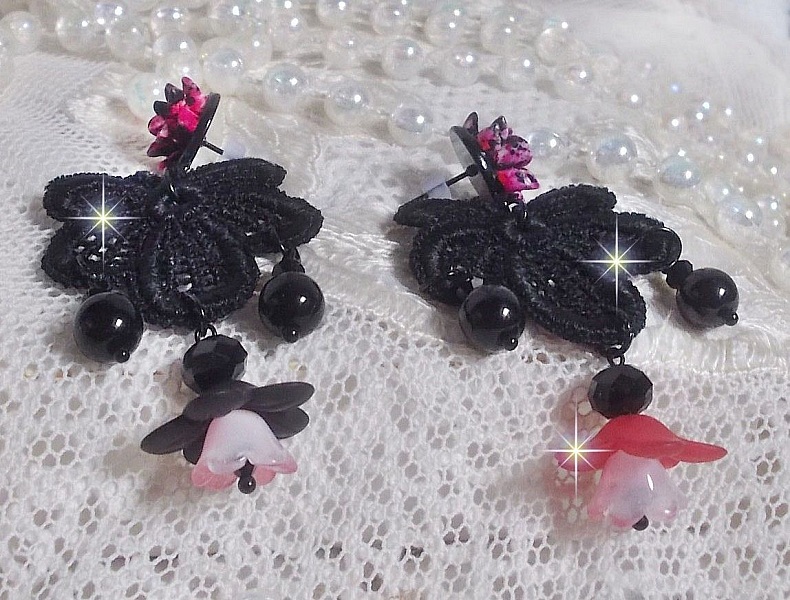 BO Cocktail Sangria criada com renda preta muito antiga, cristais, flores foscas, caboch&otilde;es de resina e acess&oacute;rios pretos