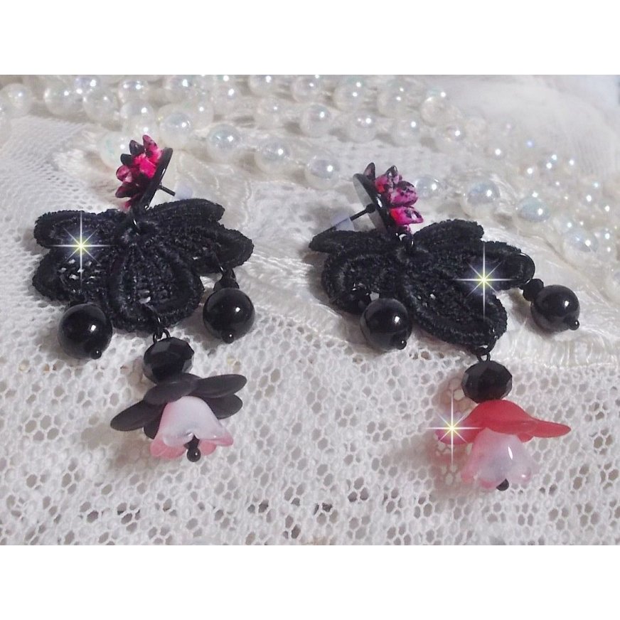 BO Cocktail Sangria criada com renda preta muito antiga, cristais, flores foscas, cabochões de resina e acessórios pretos