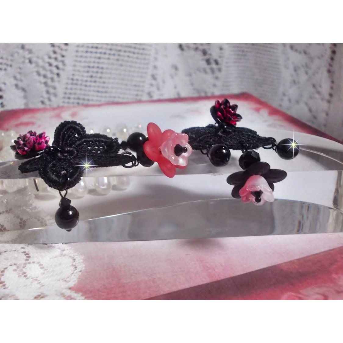 BO Cocktail Sangria criada com renda preta muito antiga, cristais, flores foscas, cabochões de resina e acessórios pretos