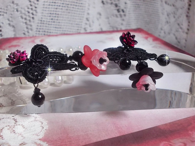 BO Cocktail Sangria criada com renda preta muito antiga, cristais, flores foscas, caboch&otilde;es de resina e acess&oacute;rios pretos