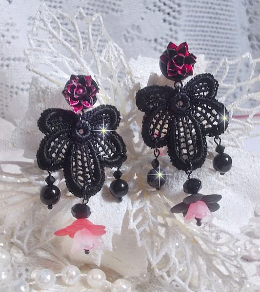 BO Cocktail Sangria criada com renda preta muito antiga, cristais, flores foscas, caboch&otilde;es de resina e acess&oacute;rios pretos