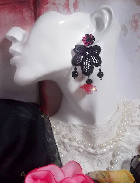 BO Cocktail Sangria criada com renda preta muito antiga, cristais, flores foscas, caboch&otilde;es de resina e acess&oacute;rios pretos