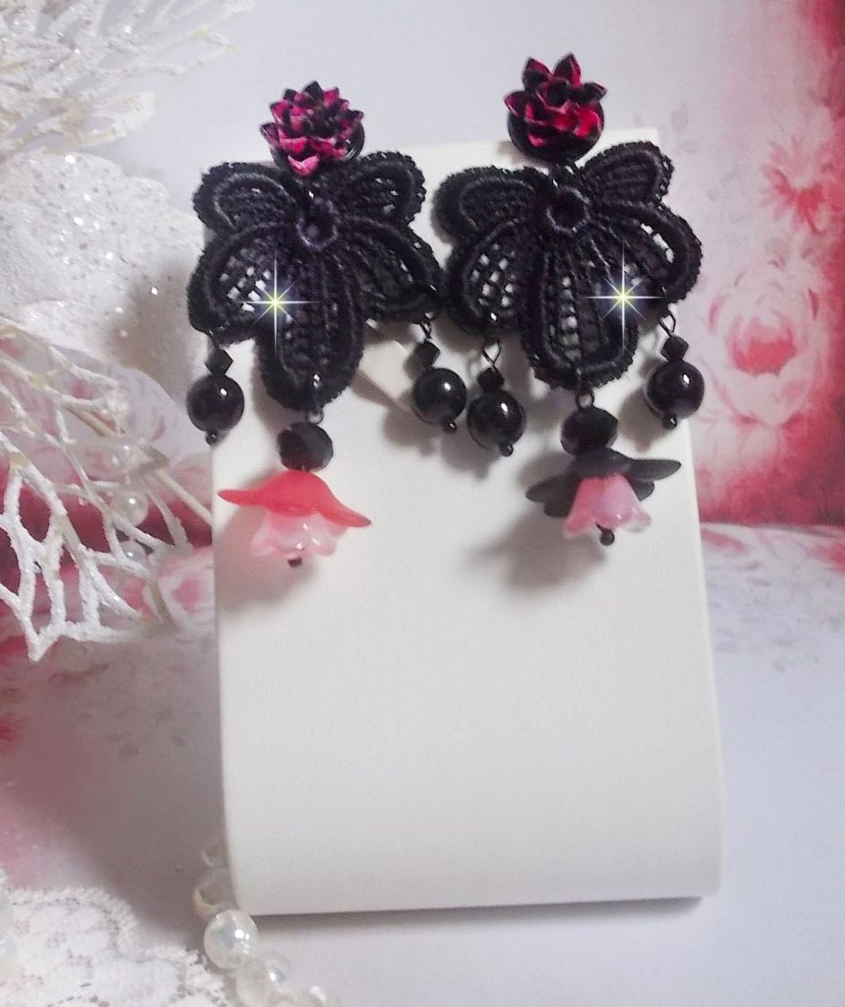 BO Cocktail Sangria criada com renda preta muito antiga, cristais, flores foscas, cabochões de resina e acessórios pretos