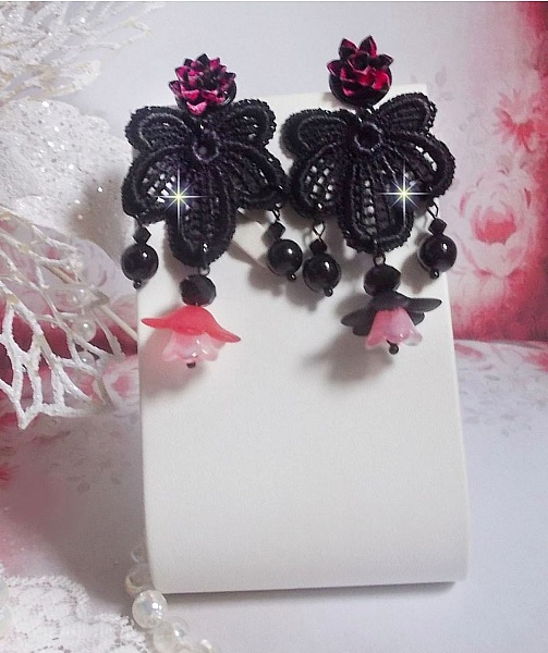 BO Cocktail Sangria criada com renda preta muito antiga, cristais, flores foscas, caboch&otilde;es de resina e acess&oacute;rios pretos