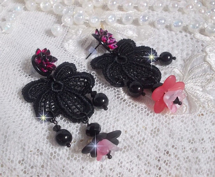 BO Cocktail Sangria criada com renda preta muito antiga, cristais, flores foscas, caboch&otilde;es de resina e acess&oacute;rios pretos