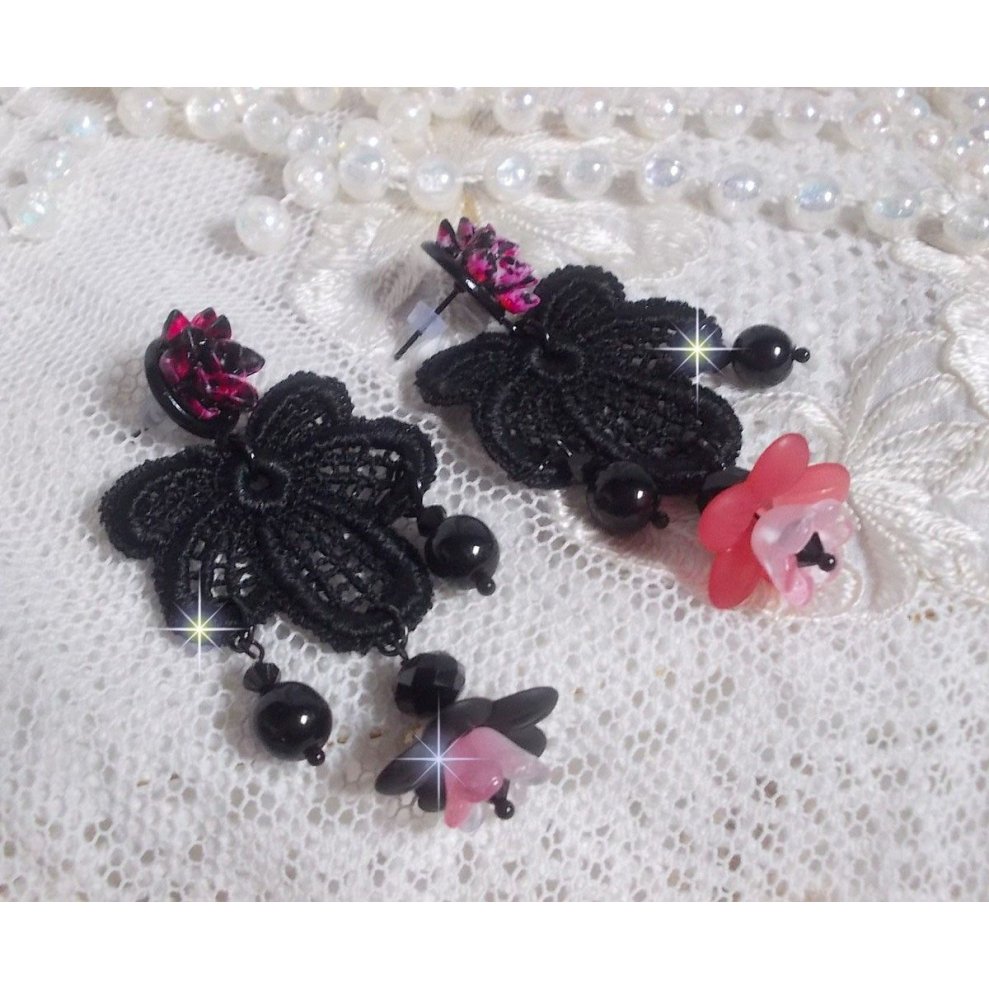 BO Cocktail Sangria criada com renda preta muito antiga, cristais, flores foscas, cabochões de resina e acessórios pretos