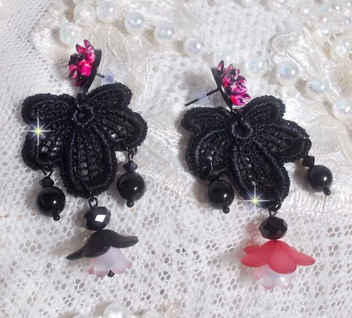 BO Cocktail Sangria criada com renda preta muito antiga, cristais, flores foscas, cabochões de resina e acessórios pretos