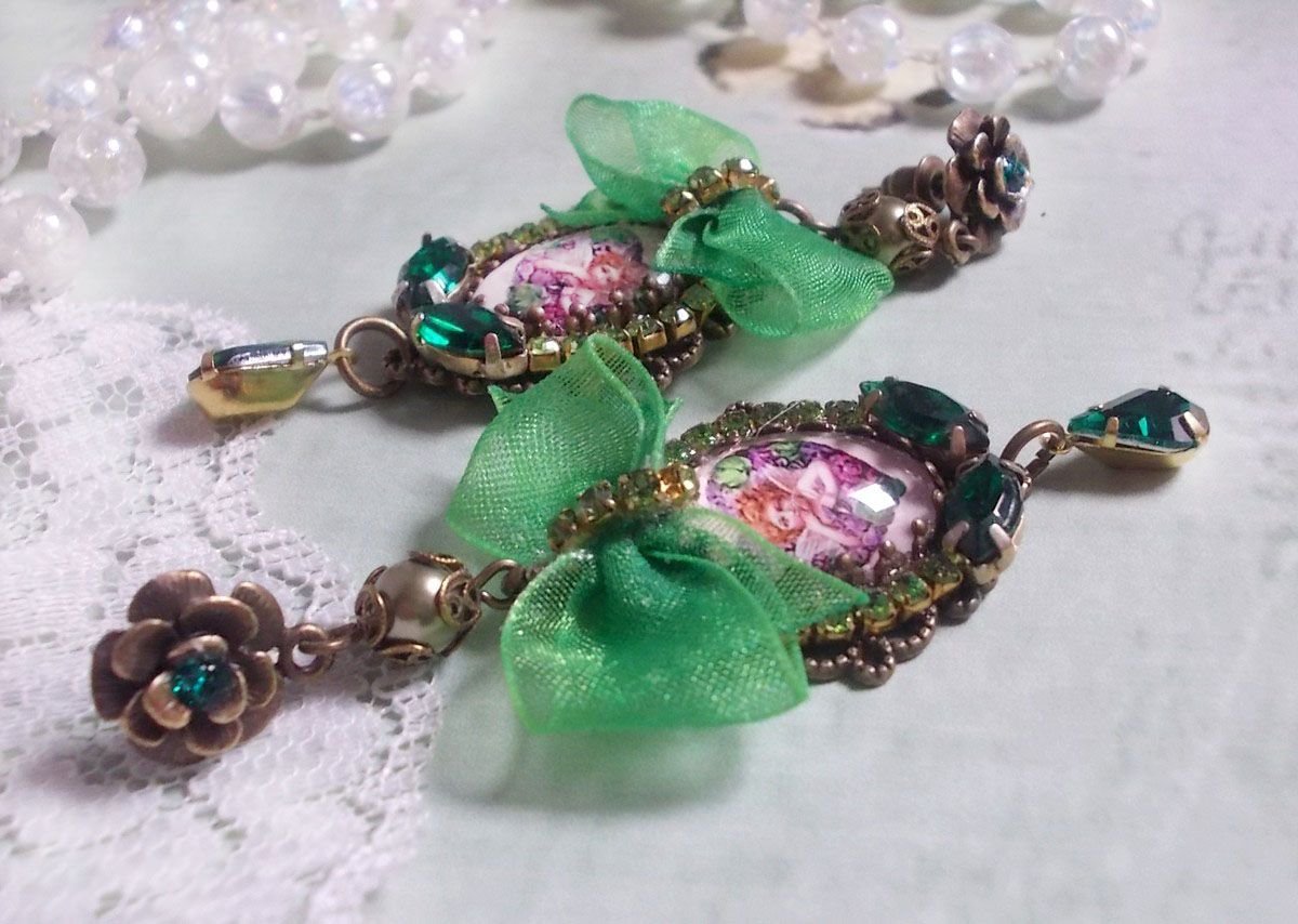 BO Coeur d'Anges criado com cabochons de ampliação, fita de organza, vários acessórios e cristais