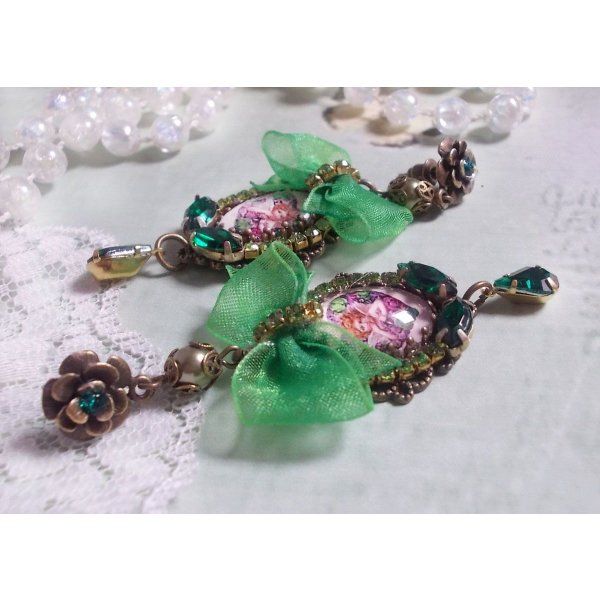 BO Coeur d'Anges criado com cabochons de amplia&ccedil;&atilde;o, fita de organza, v&aacute;rios acess&oacute;rios e cristais