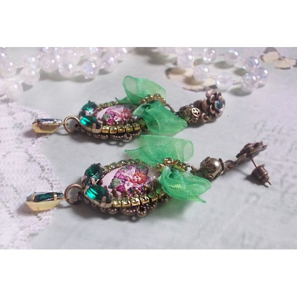 BO Coeur d'Anges criado com cabochons de amplia&ccedil;&atilde;o, fita de organza, v&aacute;rios acess&oacute;rios e cristais