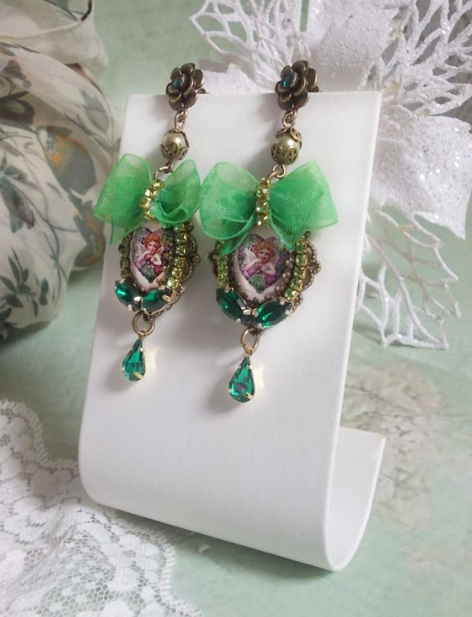 BO Coeur d'Anges criado com cabochons de ampliação, fita de organza, vários acessórios e cristais