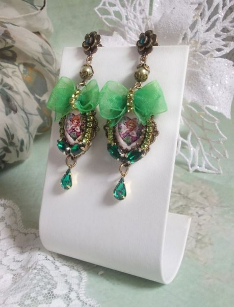 BO Coeur d'Anges criado com cabochons de amplia&ccedil;&atilde;o, fita de organza, v&aacute;rios acess&oacute;rios e cristais