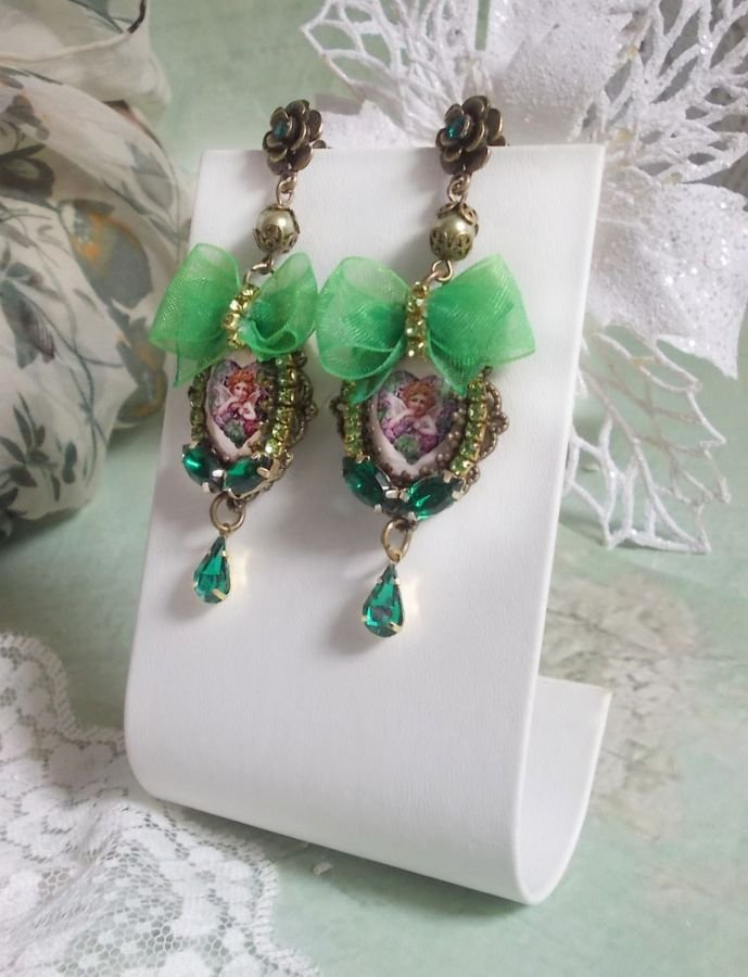BO Coeur d'Anges criado com cabochons de ampliação, fita de organza, vários acessórios e cristais