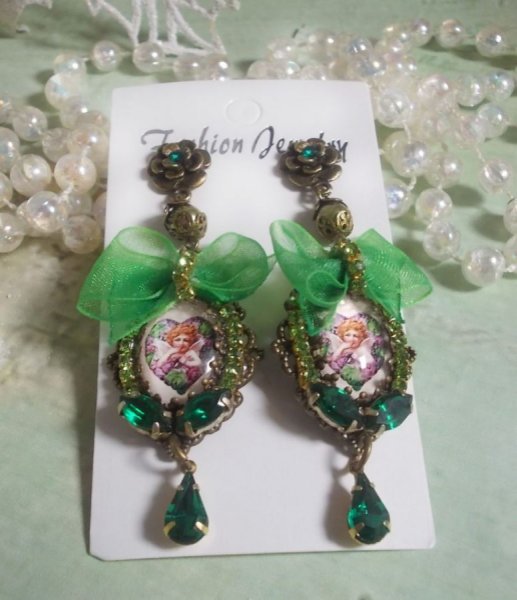 BO Coeur d'Anges criado com cabochons de amplia&ccedil;&atilde;o, fita de organza, v&aacute;rios acess&oacute;rios e cristais