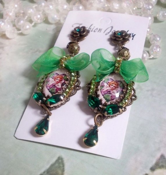 BO Coeur d'Anges criado com cabochons de amplia&ccedil;&atilde;o, fita de organza, v&aacute;rios acess&oacute;rios e cristais