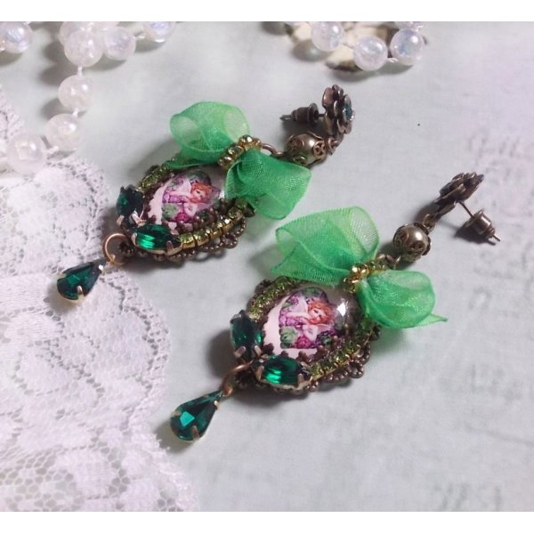 BO Coeur d'Anges criado com cabochons de amplia&ccedil;&atilde;o, fita de organza, v&aacute;rios acess&oacute;rios e cristais