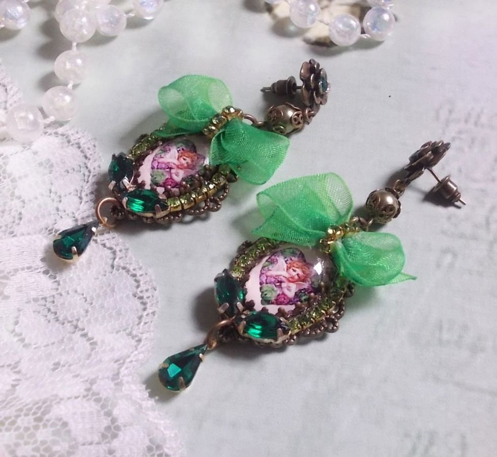 BO Coeur d'Anges criado com cabochons de ampliação, fita de organza, vários acessórios e cristais