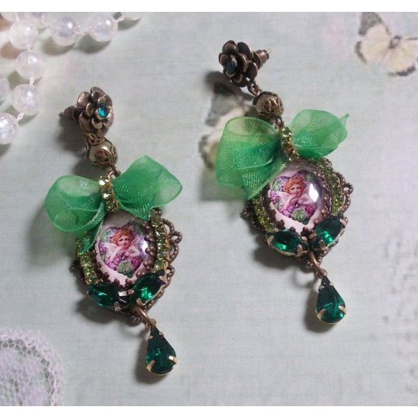 BO Coeur d'Anges criado com cabochons de amplia&ccedil;&atilde;o, fita de organza, v&aacute;rios acess&oacute;rios e cristais