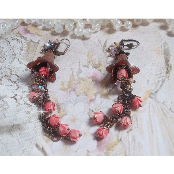 BO Corail Roses Sauvages  cr&eacute;&eacute;es avec boutons de Roses en verre, cristaux, fleurs lucites peintes &agrave; la main, coupelles et dormeuses en laiton