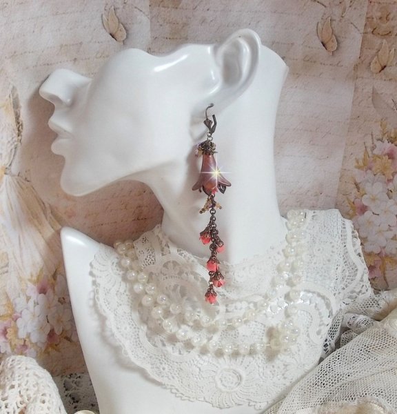 BO Corail Roses Sauvages  cr&eacute;&eacute;es avec boutons de Roses en verre, cristaux, fleurs lucites peintes &agrave; la main, coupelles et dormeuses en laiton