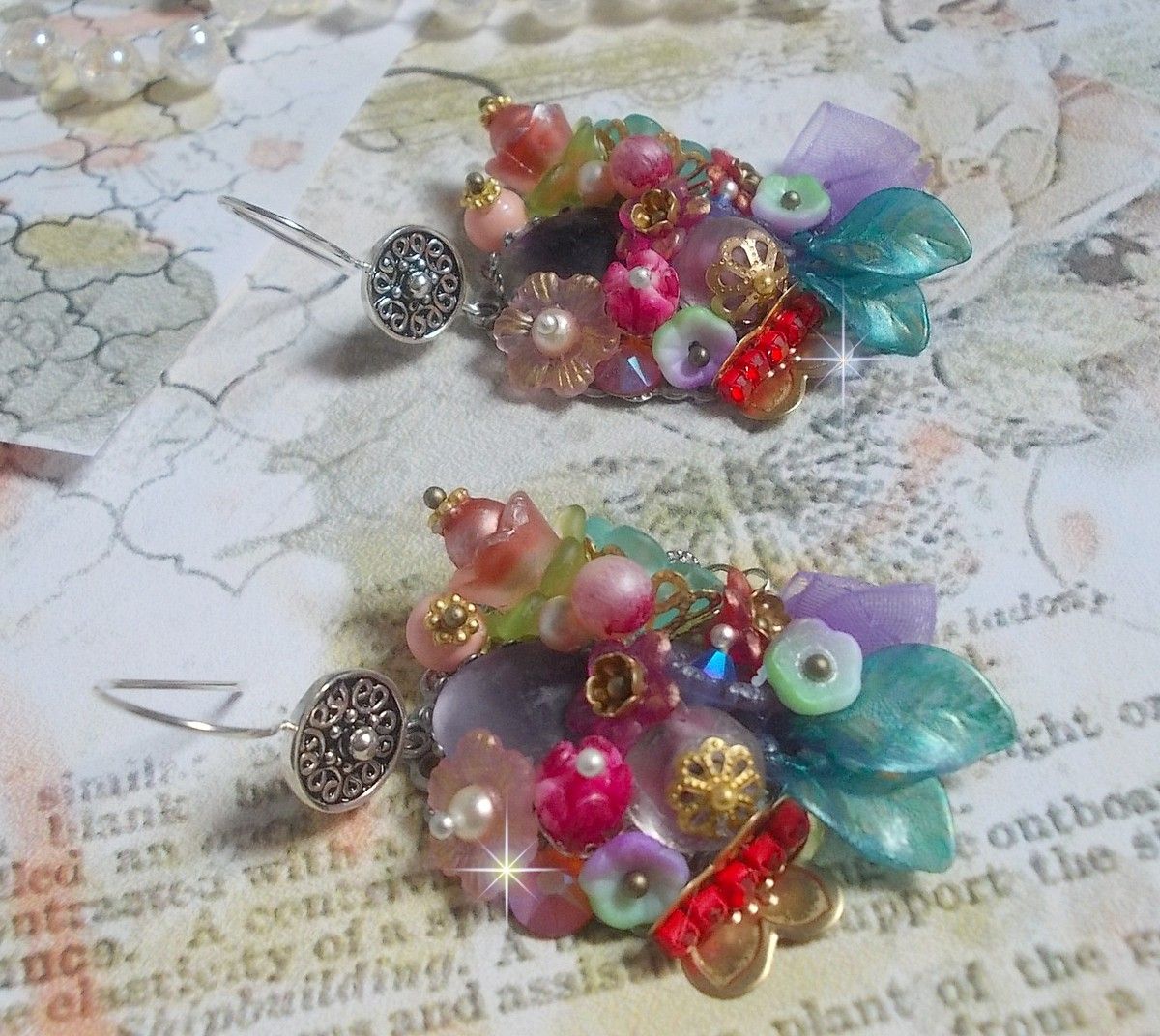 BO Grinalda de Primavera de Chic Wreath criada com várias flores, pérolas de Murano, cristais, vários acessórios e ganchos de orelha em Prata 925/1000