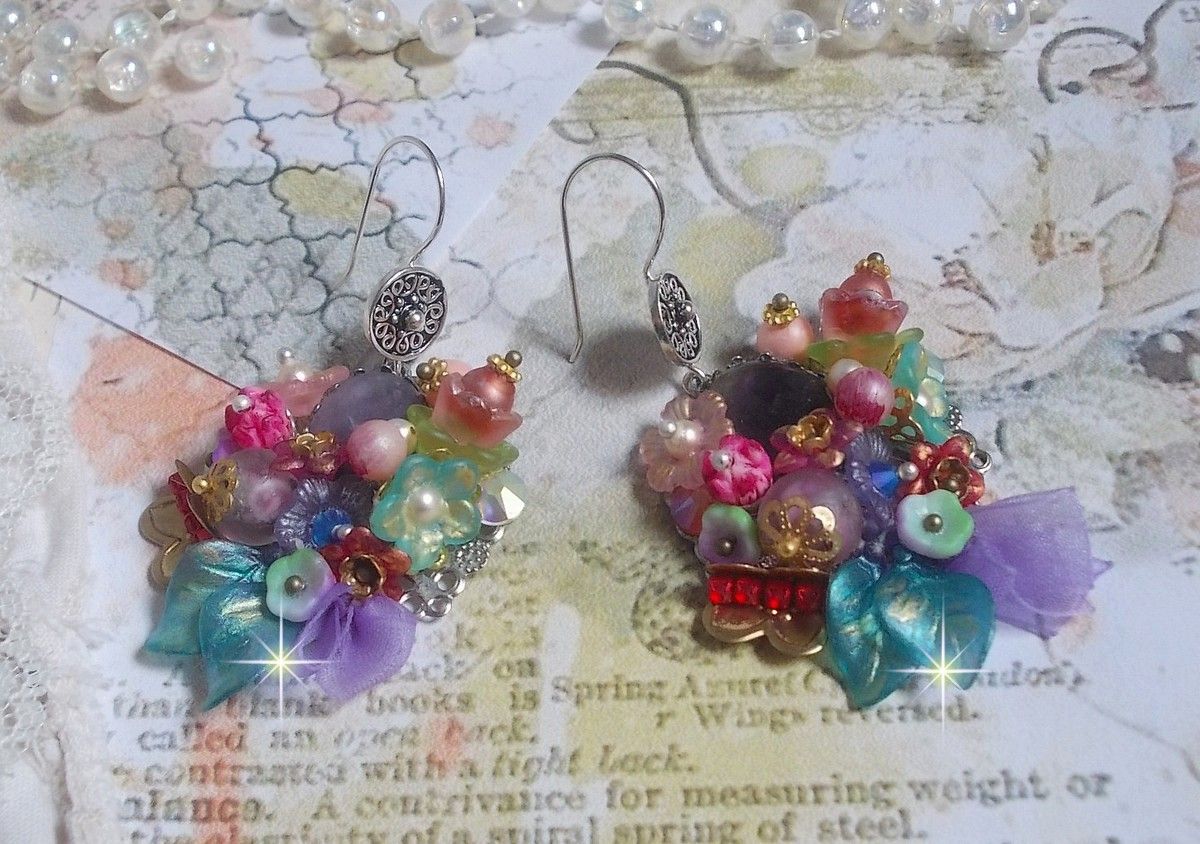 BO Grinalda de Primavera de Chic Wreath criada com várias flores, pérolas de Murano, cristais, vários acessórios e ganchos de orelha em Prata 925/1000
