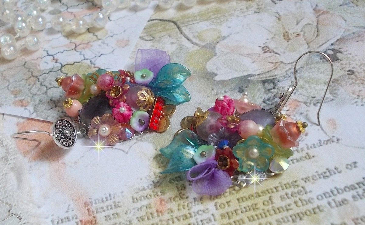 BO Grinalda de Primavera de Chic Wreath criada com várias flores, pérolas de Murano, cristais, vários acessórios e ganchos de orelha em Prata 925/1000