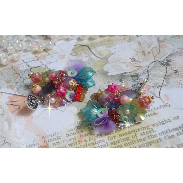 BO Grinalda de Primavera de Chic Wreath criada com várias flores, pérolas de Murano, cristais, vários acessórios e ganchos de orelha em Prata 925/1000