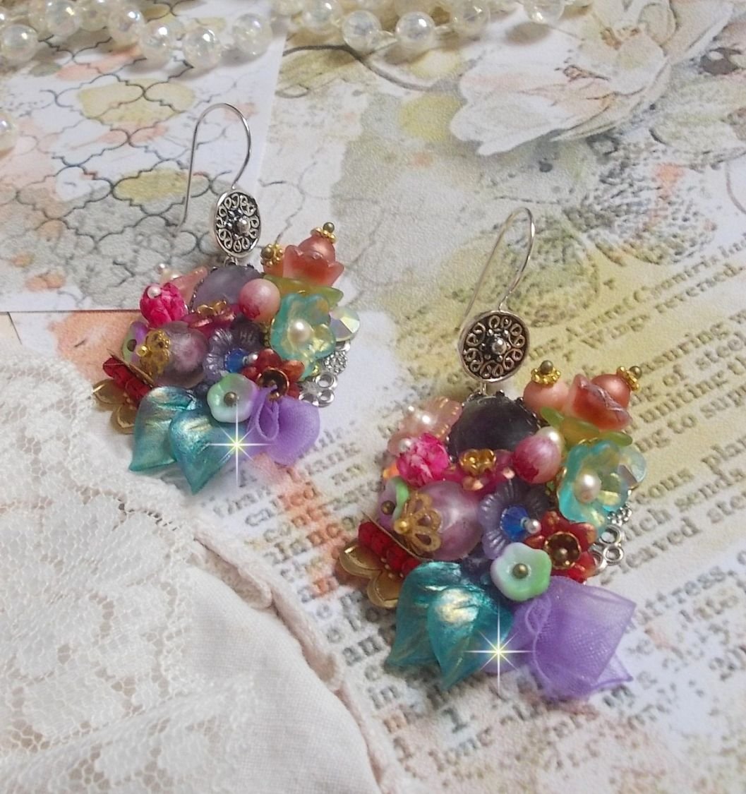 BO Grinalda de Primavera de Chic Wreath criada com várias flores, pérolas de Murano, cristais, vários acessórios e ganchos de orelha em Prata 925/1000