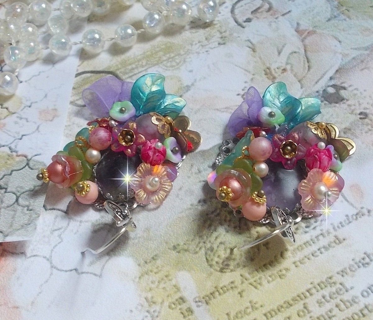 BO Grinalda de Primavera de Chic Wreath criada com várias flores, pérolas de Murano, cristais, vários acessórios e ganchos de orelha em Prata 925/1000