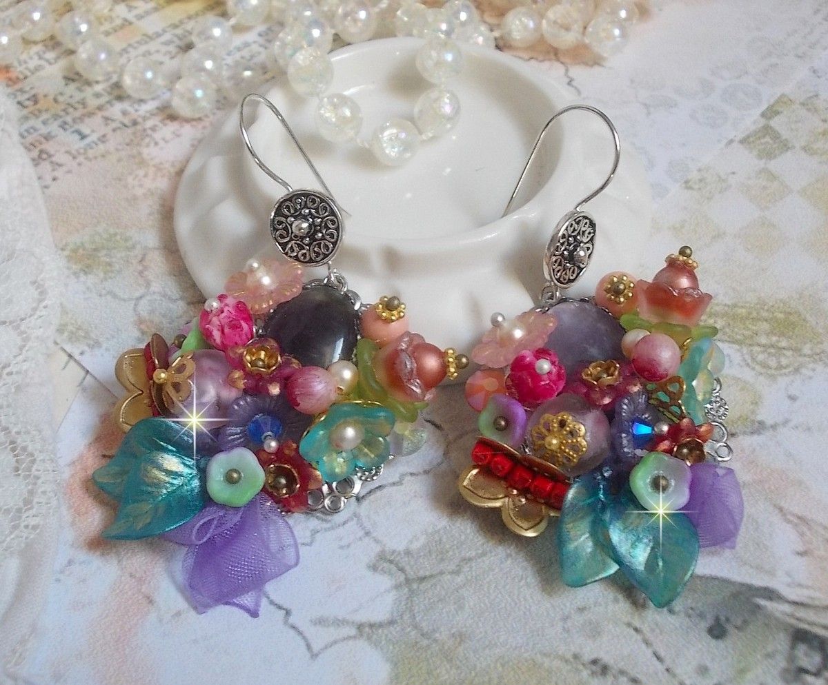 BO Grinalda de Primavera de Chic Wreath criada com várias flores, pérolas de Murano, cristais, vários acessórios e ganchos de orelha em Prata 925/1000