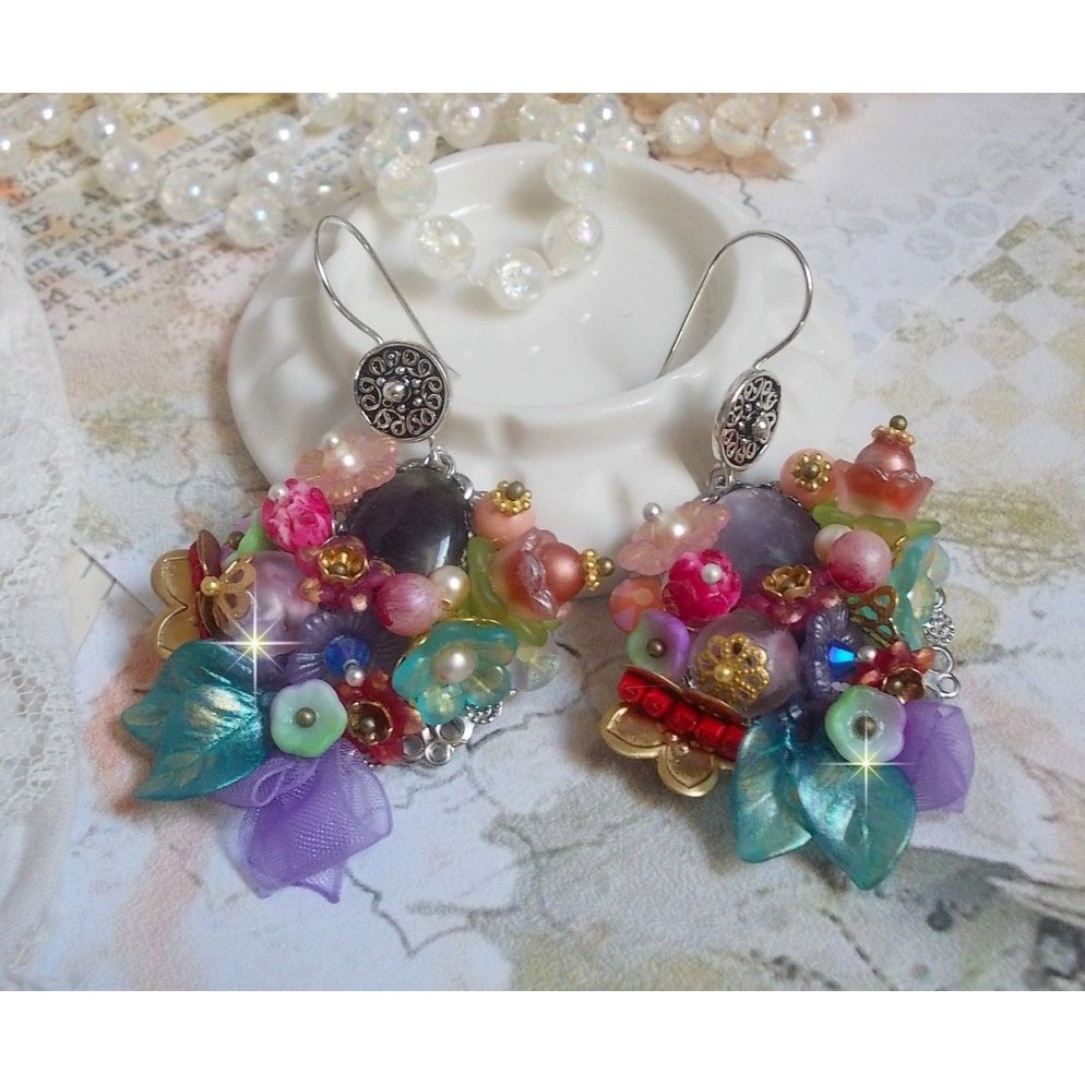 BO Grinalda de Primavera de Chic Wreath criada com várias flores, pérolas de Murano, cristais, vários acessórios e ganchos de orelha em Prata 925/1000