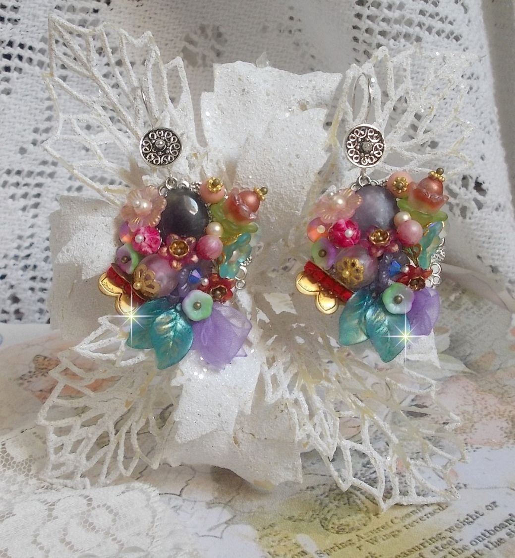 BO Grinalda de Primavera de Chic Wreath criada com várias flores, pérolas de Murano, cristais, vários acessórios e ganchos de orelha em Prata 925/1000