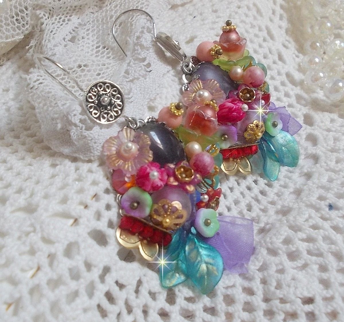 BO Grinalda de Primavera de Chic Wreath criada com várias flores, pérolas de Murano, cristais, vários acessórios e ganchos de orelha em Prata 925/1000