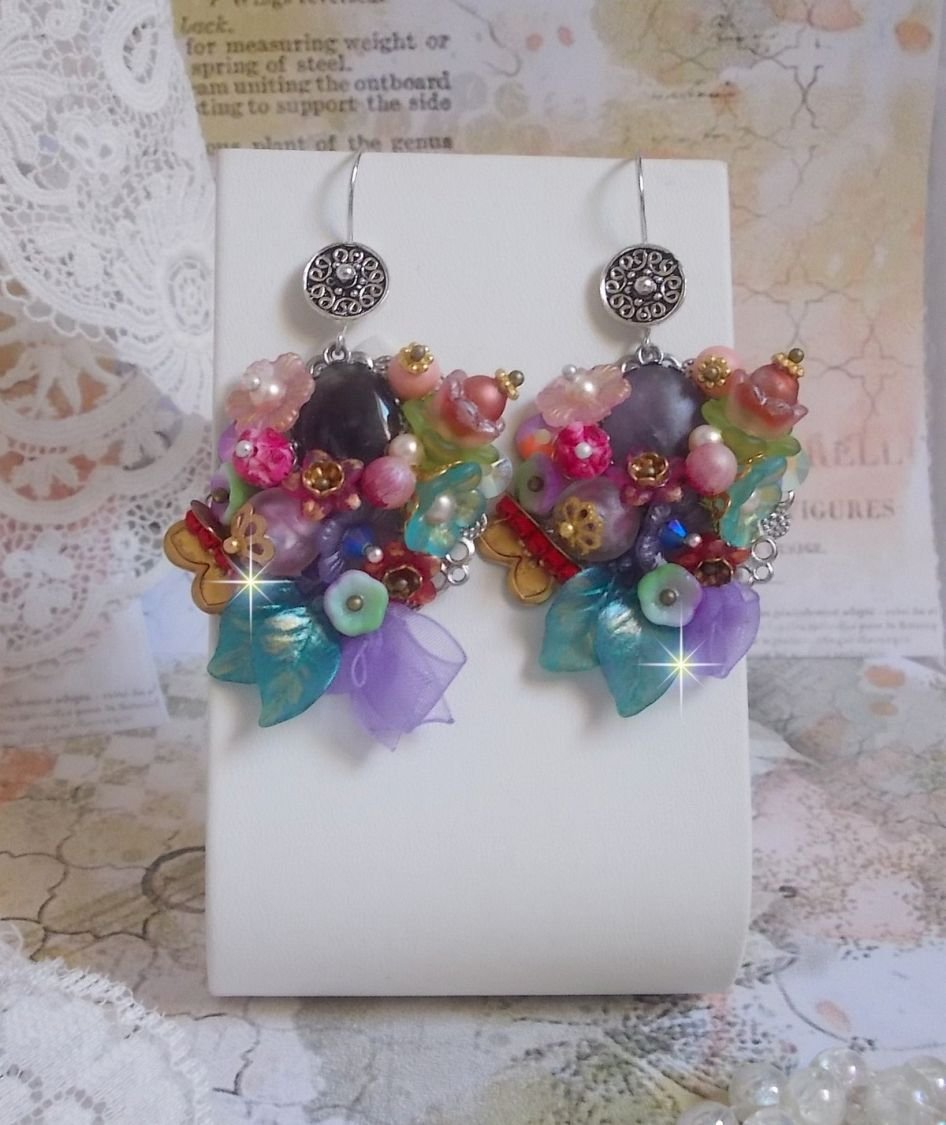 BO Grinalda de Primavera de Chic Wreath criada com várias flores, pérolas de Murano, cristais, vários acessórios e ganchos de orelha em Prata 925/1000