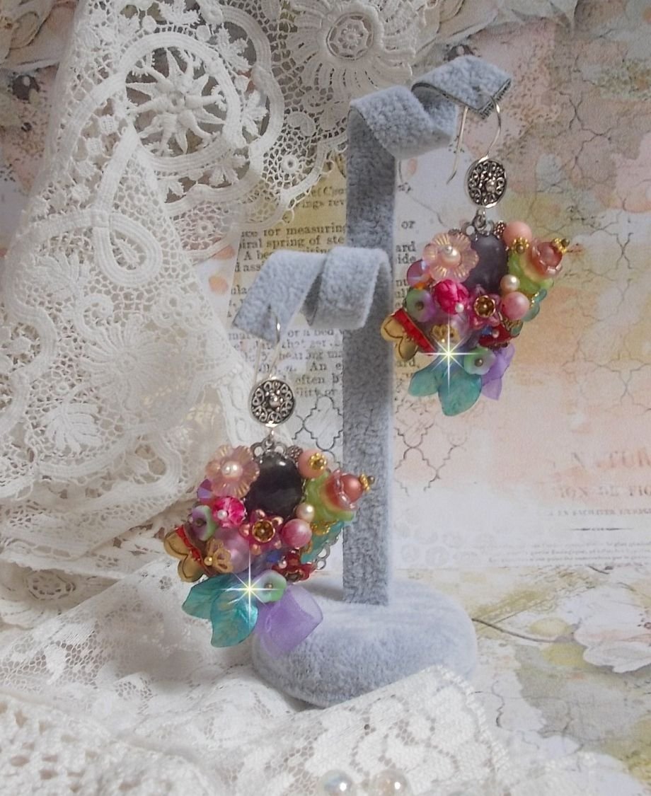 BO Grinalda de Primavera de Chic Wreath criada com várias flores, pérolas de Murano, cristais, vários acessórios e ganchos de orelha em Prata 925/1000