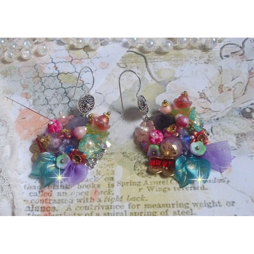 BO Grinalda de Primavera de Chic Wreath criada com várias flores, pérolas de Murano, cristais, vários acessórios e ganchos de orelha em Prata 925/1000