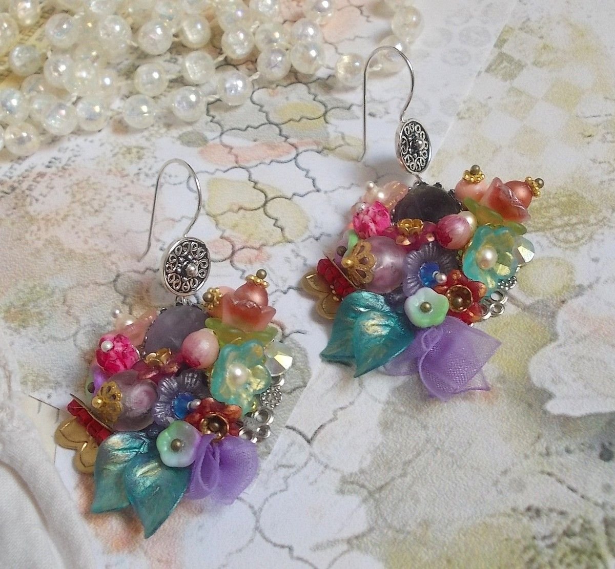 BO Grinalda de Primavera de Chic Wreath criada com várias flores, pérolas de Murano, cristais, vários acessórios e ganchos de orelha em Prata 925/1000