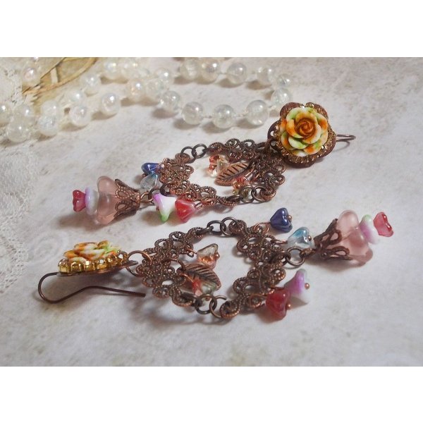 BO Flores francesas criadas com flores de sino, flores de sino, rosas e acess&oacute;rios em Cobre envelhecido